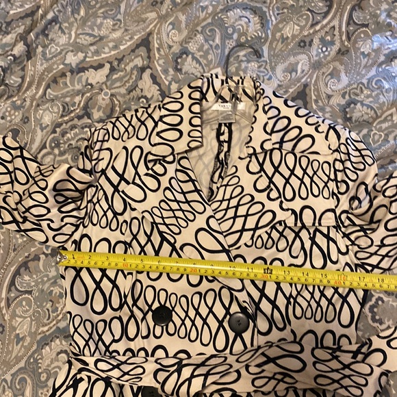 EUC unlined spring/summer trench with sash - Picture 5 of 8